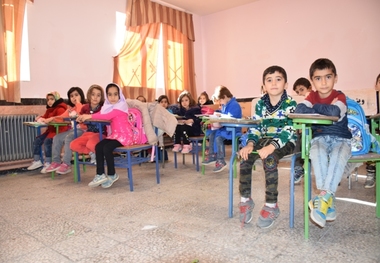 پیش دبستانی های کامیارانی روی صندلی های دانش آموزان دبیرستانی