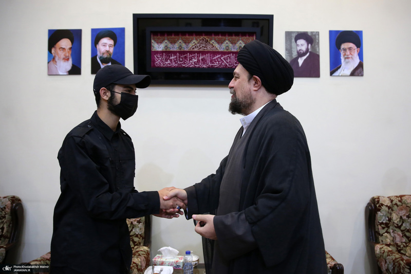 اقامه نمازسید حسن خمینی  بر پیکر شهید حیدری در حرم مطهر امام خمینی (س)