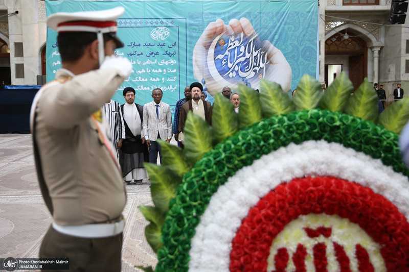 ادای احترام نخست وزیر بورکینافاسو و هیأت همراه نسبت به مقام شامخ بنیان‌گذار جمهوری اسلامی ایران