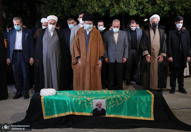 اقامه نماز رهبر معظم انقلاب بر پیکر آیت الله ری شهری (ره)