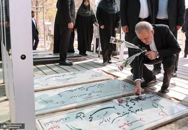 حضور پزشکیان بر مزار شهدای تجاوز رژیم صهیونیستی علیه ایران + عکس ها