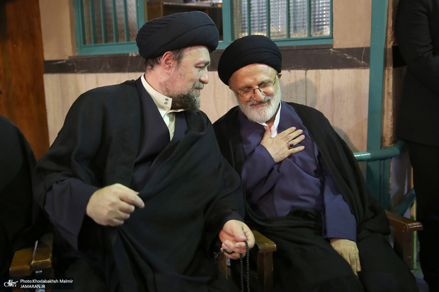  حضور آیت الله سید حسن خمینی در مراسم گرامیداشت رهبر شهید انقلاب در حسینیه شماره یک جماران
