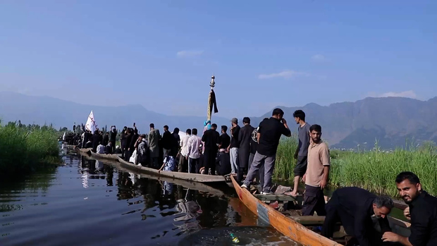 عزاداری سنتی کشمیری‌ها روی قایق