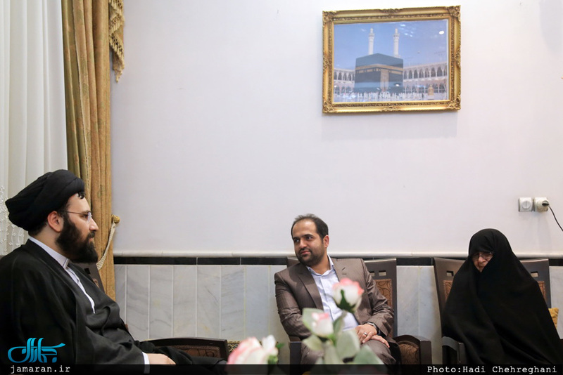 دیدار سید علی خمینی با خانواده شهیدان مهدی زین الدین و محمد جواد دل آذر
