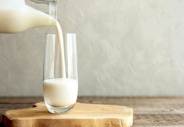 آیا نوشیدن شیر گرم می تواند به بهتر خوابیدن کمک کند؟
