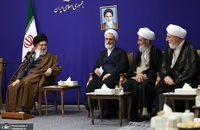 دیدار دست‌اندرکاران همایش بین‌المللی علامه میرزای نائینی با رهبری (10)