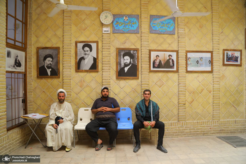 حضور زائران در بیت تاریخی حضرت امام در نجف در روزهای منتهی به اربعین