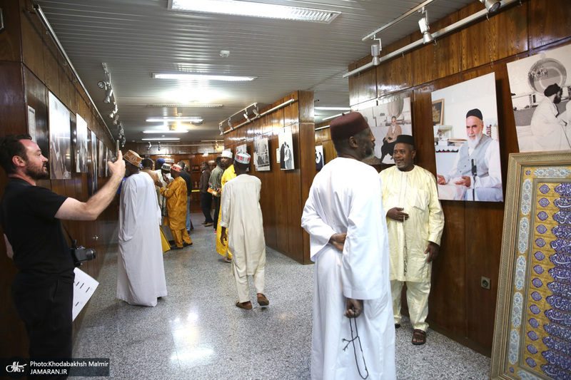 بازدید جمعی از قاریان کشور آفریقا و جمعی از گردشگران لبنانی از بیت امام خمینی در جماران