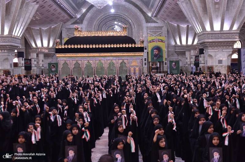 اجرای سرود دانش آموزی در حرم مطهر امام خمینی