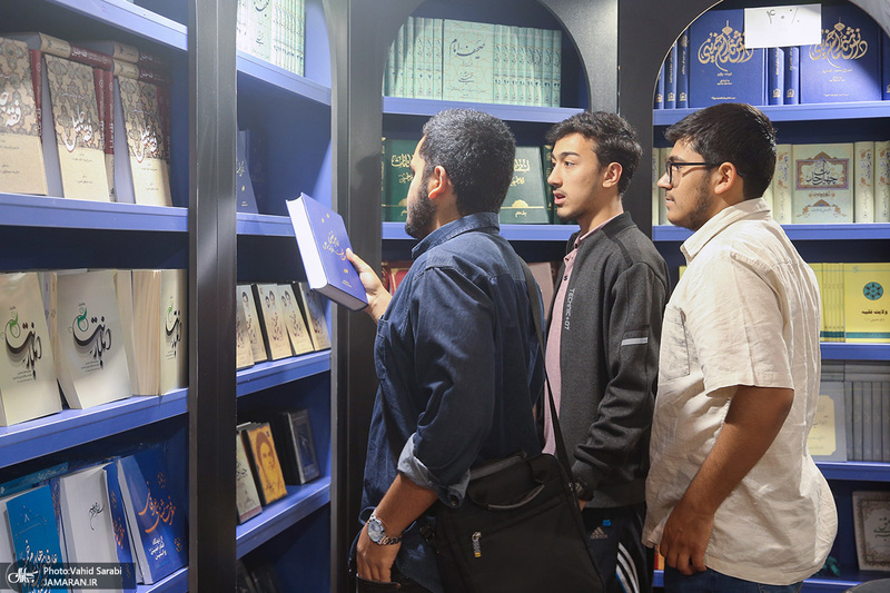 غرفه موسسه تنظیم و نشر آثار امام خمینی (س) در سی و پنجمین نمایشگاه کتاب تهران- 2