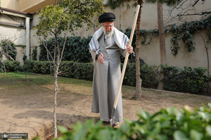 کاشت نهال در روز درختکاری توسط رهبر معظم انقلاب