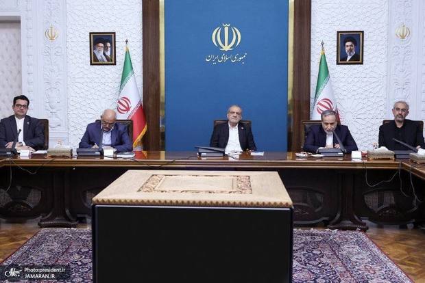 پزشکیان در نشست ویژه پرونده روابط اقتصادی ایران و عراق: سفر نخست‌وزیر عراق می‌تواند نقطه عطفی در توسعه روابط راهبردی دو کشور باشد/ پیوندهای عمیق میان ملت‌های ایران و عراق، پشتوانه توسعه همکاری‌های راهبردی دو کشور است