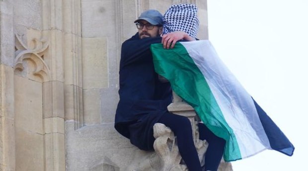  مردی که به خاطر فلسطین بالا رفت + عکس