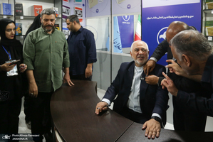 مراسم چاپ هفتم خاطرات ۸ساله محمدجواد ظریف