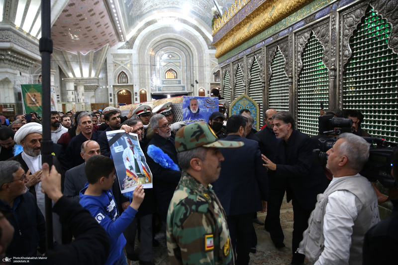 اقامه نمازسید حسن خمینی  بر پیکر شهید حیدری در حرم مطهر امام خمینی (س)