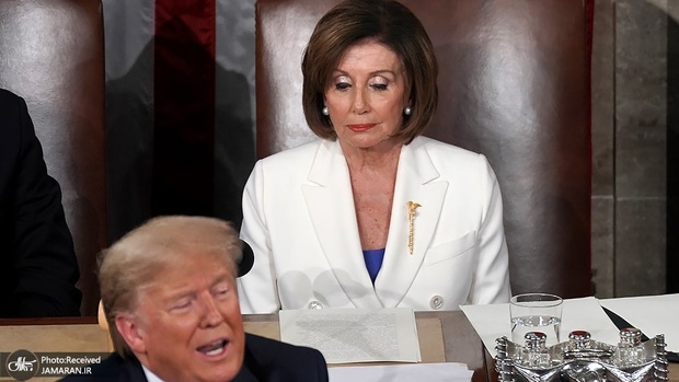 عکس/ رئیس مجلس نمایندگان آمریکا متن سخنرانی ترامپ را مقابل دوربین ها پاره کرد!
