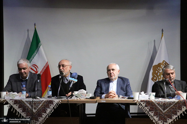 محمد جواد ظریف: نگاه تهدید محور نمی  تواند مبنای توسعه باشد/ ایرانی خارج از کشور دشمن ما نیست/ جامعه ایرانی خارج از کشور وطن پرست است/ بزرگ ترین بازدارنده در برابر تهدیدهای خارجی، ایرانی های داخل و خارج از کشور هستند