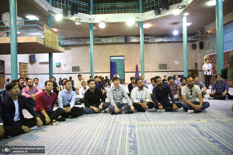 بازدید جمعی از دانشجویان خارجی از بیت امام خمینی (س) در جماران  1