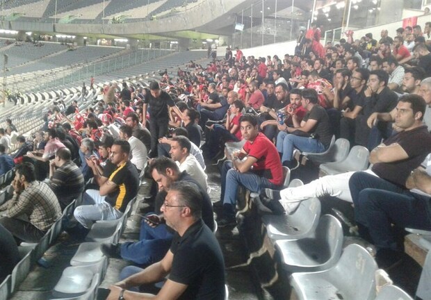 پرتاب اشیا به سمت پرسپولیسی ها و لگد سرمربی استقلال به بطری
