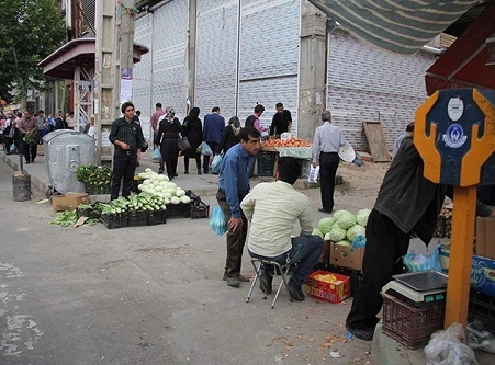 ازدحام دست فروشان، نفس بازار ارومیه را گرفته است
