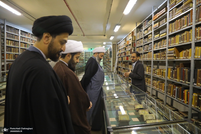 مراسم اهدای نسخه‌های خطی کتابخانه مرحوم آیت الله شاه آبادی به کتابخانه مرحوم آیت الله العظمی مرعشی نجفی