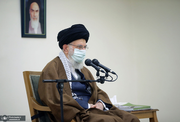 گریه شدید رهبر انقلاب به هنگام بیان خاطره ای از حاج قاسم