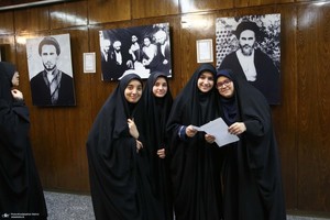 بازدید جمعی از دانش آموزان و توریست ها از جماران