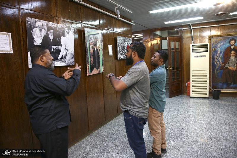 بازدید جمعی از وکلا و مسئولین دادگستری کشور سریلانکا از بیت امام خمینی (س) در جماران