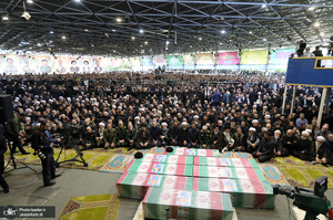 اقامه نماز رهبر معظم انقلاب بر پیکر رئیس جمهوری و یارانش