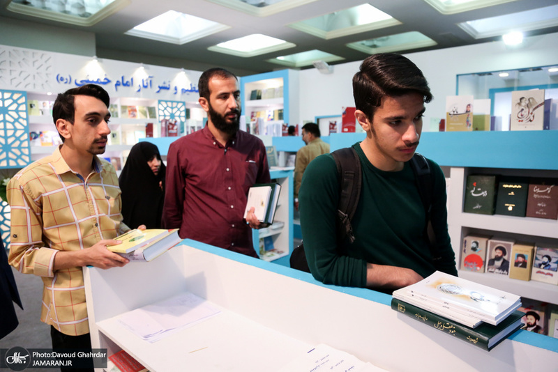 غرفه موسسه تنظیم و نشر آثار امام خمینی(س) در نمایشگاه بین المللی کتاب تهران