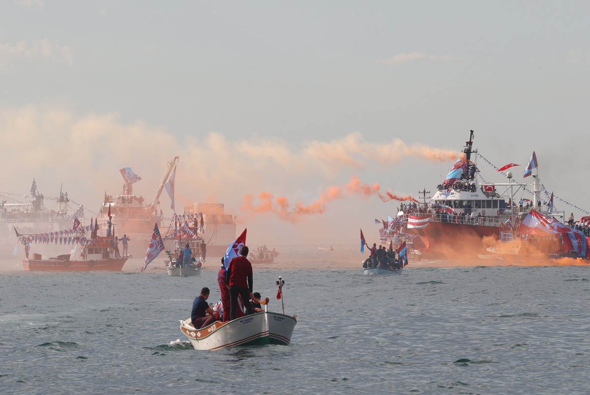 جشن قهرمانی خاص روی کشتی؛ پایکوبی در دریای سیاه+عکس