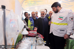 بازدید روحانی از ایستگاه سلامت اورژانس و پایگاه امداد و نجات جاده ای