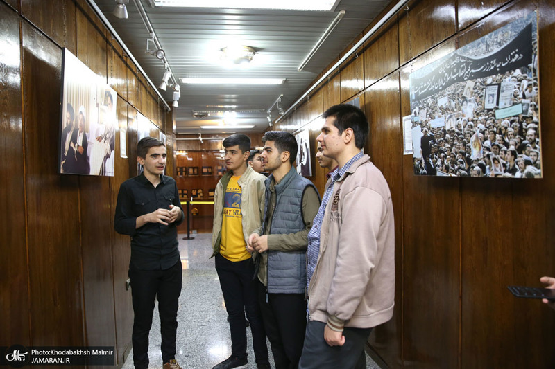 بازدید جمعی از دانش آموزان دبیرستان علوم و معارف خراسان رضئی از بیت امام خمینی (س) در جماران