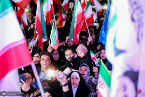 حرکت دسته مردمى پرچمداران ایران به مناسبت روز جمهوری اسلامی ایران-۲