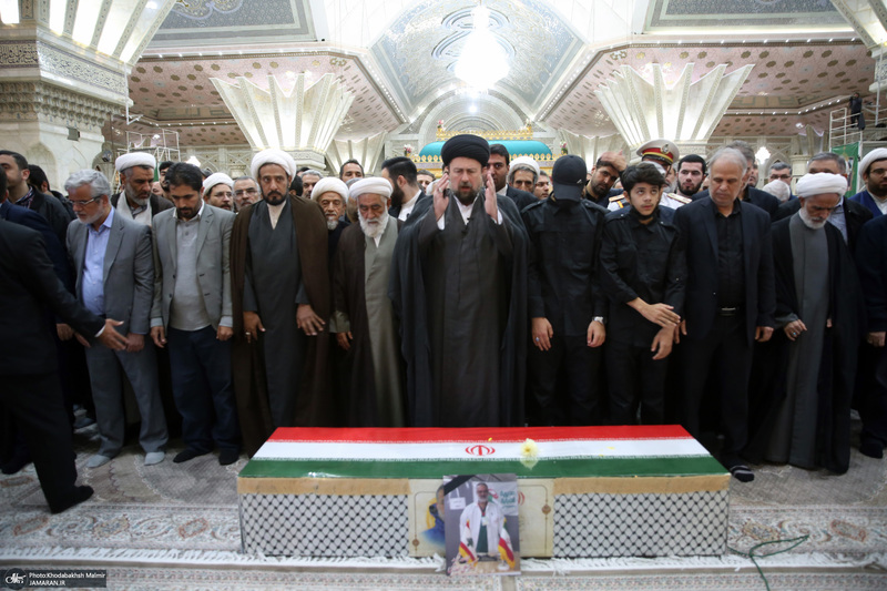 اقامه نمازسید حسن خمینی  بر پیکر شهید حیدری در حرم مطهر امام خمینی (س)