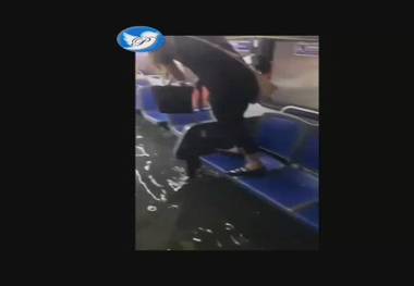 اتوبوس سیل زده و مسافرانی که از ترس روی صندلی ایستاده‌اند