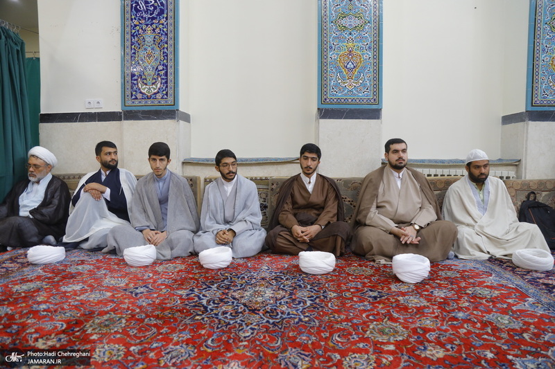 عمامه گذاری طلاب در روز میلاد پیامبر اکرم (ص) و امام صادق (ع) توسط مراجع تقلید
