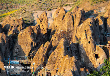 خانه‌های دستکند روستای تاریخی کندوان مرمت می‌شوند