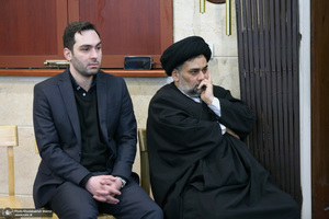 حضور جمعی از شخصیت های سیاسی در منزل مرحوم آیت الله موسوی بجنوردی (ره) -3