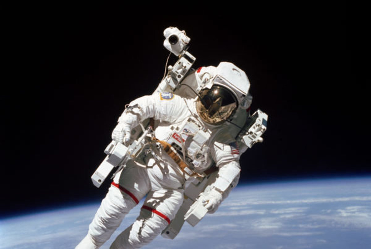 نخستین فضانورد معلق در فضا دار فانی را وداع گفت