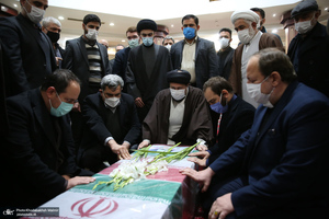 وداع با پیکر مطهر شهید محسن فخری زاده در حرم امام خمینی(س)