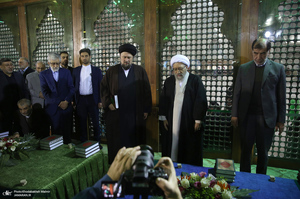 تجدید میثاق رئیس و جمعی از اعضای مجمع تشخیص مصلحت نظام با آرمان‌های امام خمینی (س)-2