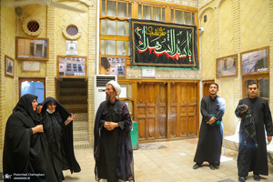 حضور زائران در بیت تاریخی حضرت امام در نجف در روزهای منتهی به اربعین