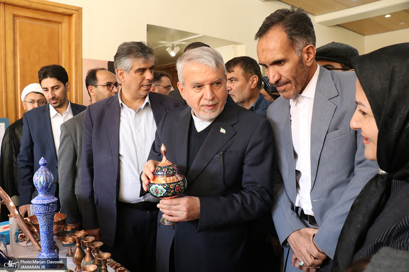 بازدید وزیر میراث فرهنگی از نمایشگاه هفته فرهنگی «بر آستان آفتاب»