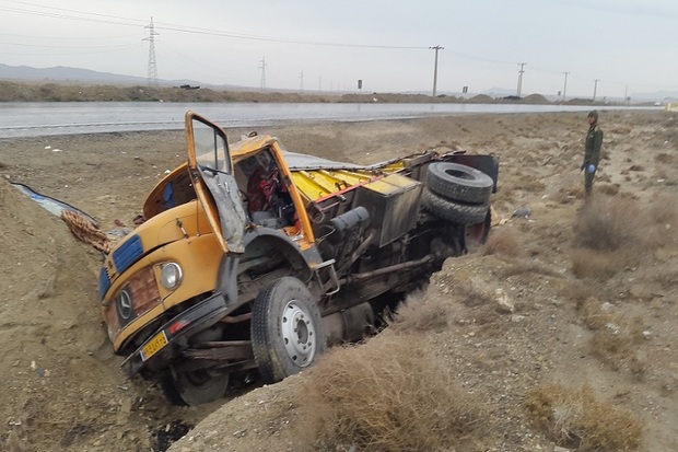 واژگونی کامیون در قزوین به مرگ راننده منجر شد