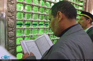 ادای احترام شرکت کنندگان در سی و چهارمین دوره مسابقات قرآن کریم به مقام امام خمینی(س)