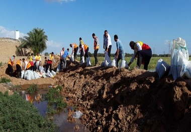 انتقال مردم گرفتار در سیل روستای عمیره به شهرستان کارون