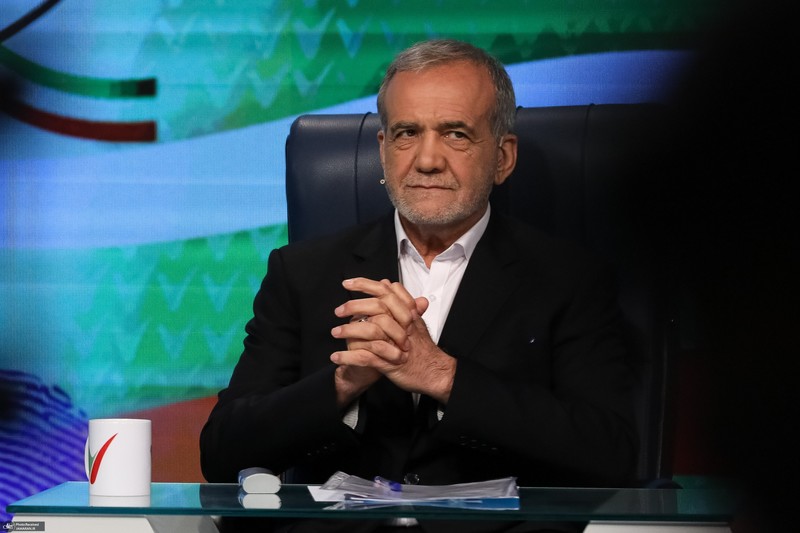 تصاویری از حضور مسعود پزشکیان در میزگرد فرهنگی + حاشیه ها