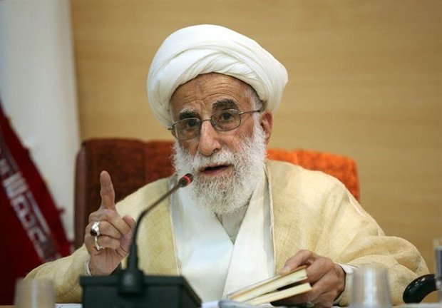 تم قطع ید الاستکبار عن ایران بفضل إجراءات الإمام الخمینی وقائد الثورة