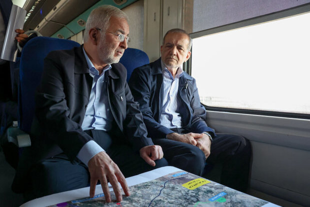 بازدید پزشکیان از خطوط راه آهن حومه ای استان تهران + عکس